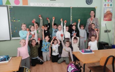 Udruga „Pozitiva“ uz Dan jabuka darovala jabuke prvašićima